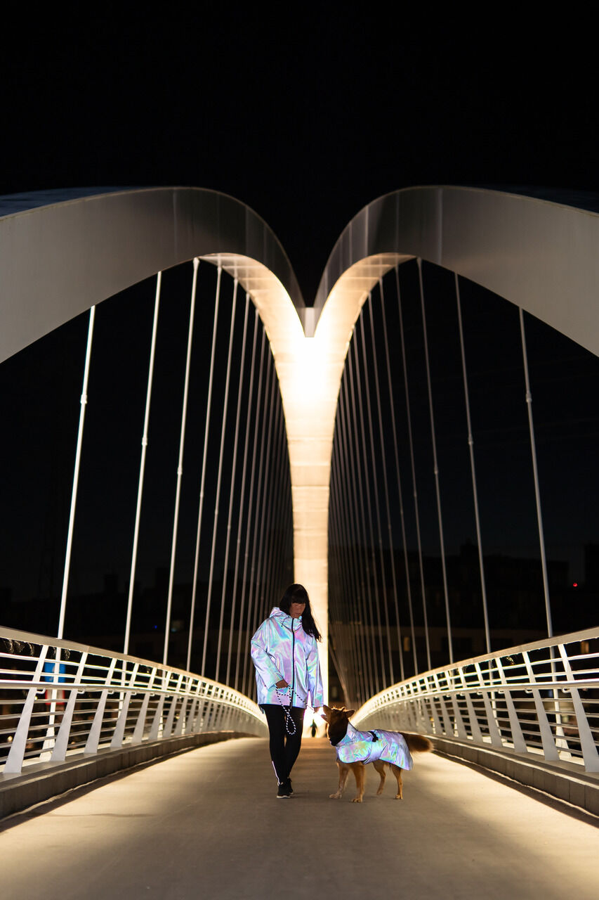 PAIKKA-Regenmantel-fuer-Zweibeiner-reflektierend-Human-Visibility-Raincoat-Frau-mit-Hund-auf-Bruecke-in-der-Nacht-60-46253