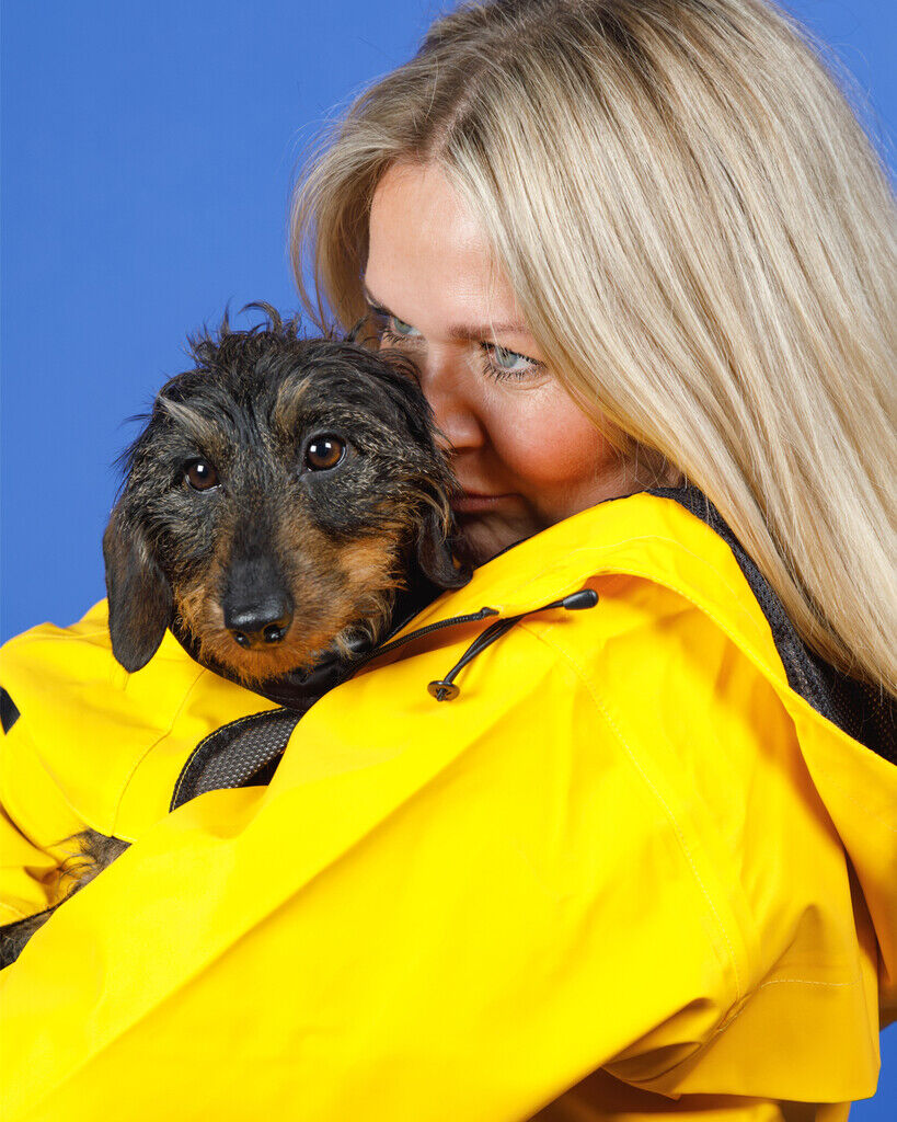 PAIKKA-Regenmantel-fuer-Zweibeiner-reflektierend-Human-Visibility-Raincoat-Gelb-Damen-Frauchen-mit-Dackel-60-46253