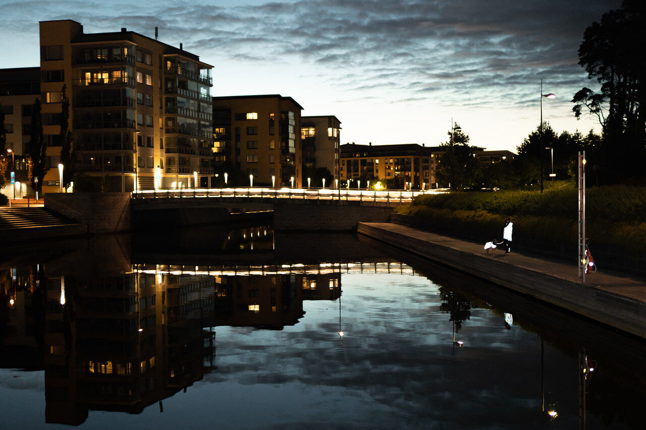 PAIKKA-Regenmantel-fuer-Zweibeiner-reflektierend-Human-Visibility-Raincoat-Imagebild-Fluss-und-City-60-46253