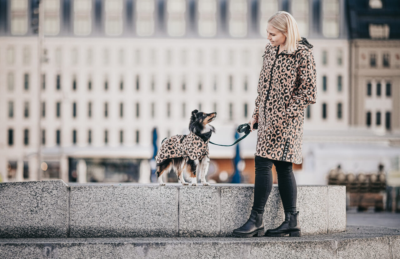 PAIKKA-Regenmantel-fuer-Zweibeiner-reflektierend-Human-Visibility-Raincoat-Leo-Damen-Frauchen-mit-Hund-in-der-Stadt-60-46253 PAIKKA-Regenmantel-fuer-Zweibeiner-reflektierend-Human-Visibility-Raincoat-Leo-Damen-Frauchen-mit-Hund-in-der-Stadt-60-46253