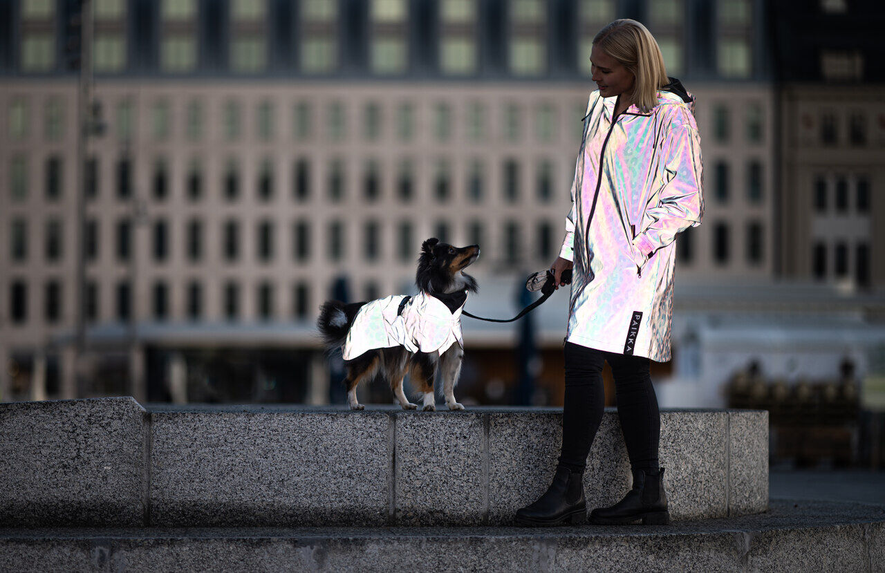 PAIKKA-Regenmantel-fuer-Zweibeiner-reflektierend-Human-Visibility-Raincoat-Leo-Damen-leuchtende-Regenjacke-fuer-Hundebesitzer-60-46253 PAIKKA-Regenmantel-fuer-Zweibeiner-reflektierend-Human-Visibility-Raincoat-Leo-Damen-leuchtende-Regenjacke-fuer-Hundebesitzer-60-46253